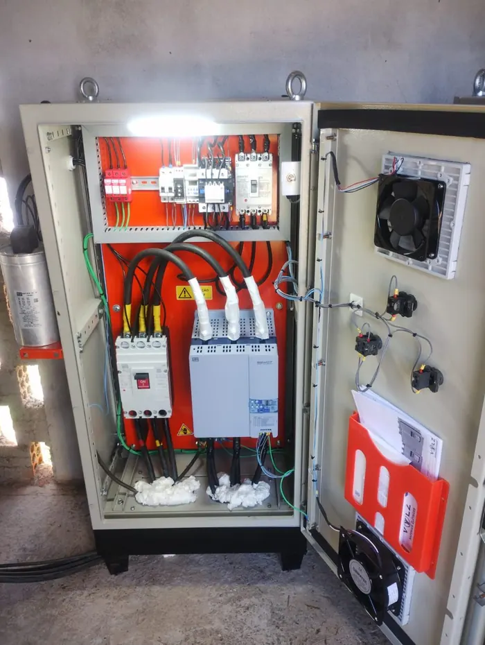 Quadro com soft‑starter e banco de capacitores