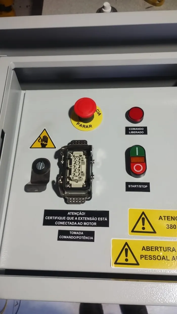 Face de comando com botoeiras, emergência e sinalização