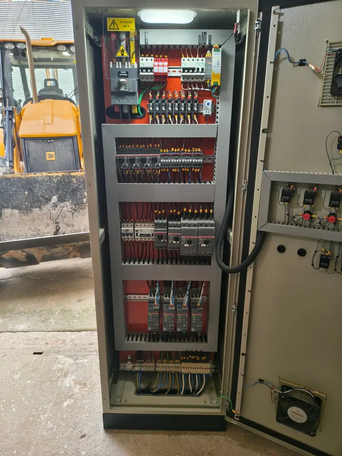 Painel modular de comando e potência montado pela Völz